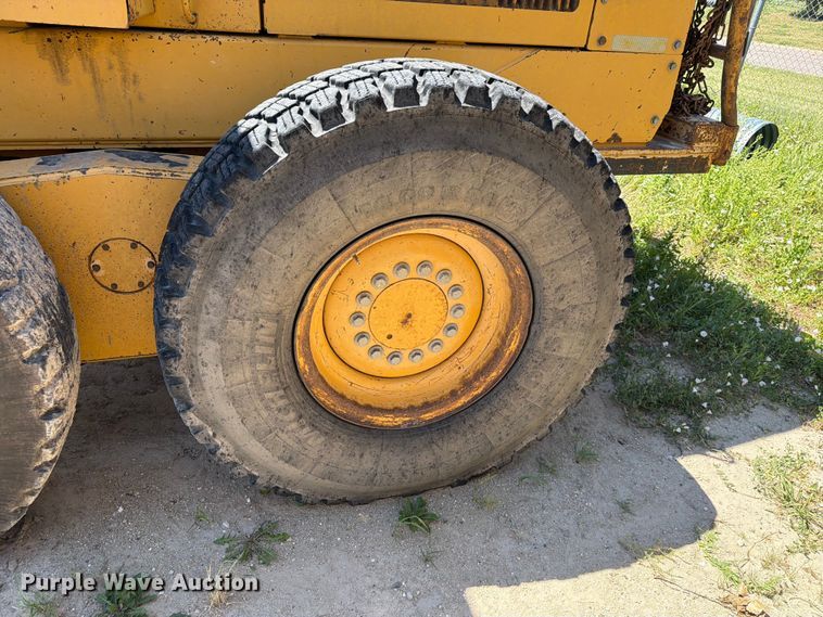 image for item DQ0081 2002 John Deere 772CH Series II motor grader