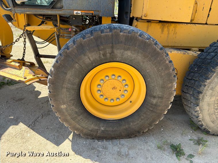 image for item DQ0081 2002 John Deere 772CH Series II motor grader