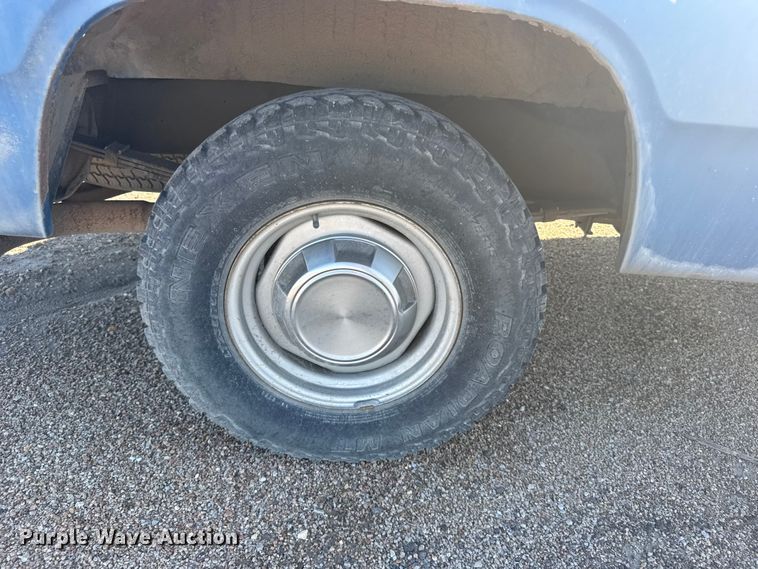image for item DY2978 1990 Dodge 150 pickup truck