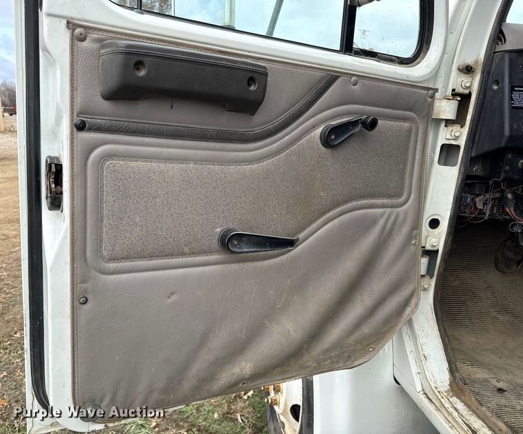 image for item EC4505 2000 International 4700 dump truck