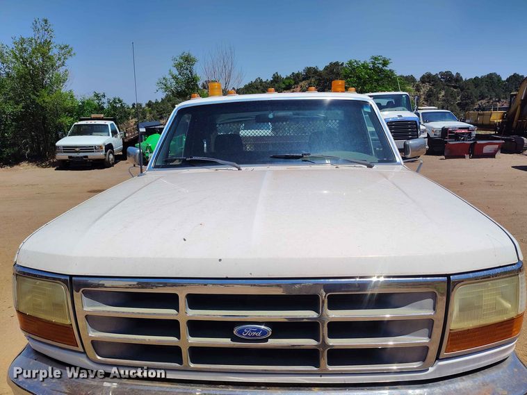 image for item ED0179 1992 Ford F350 flatbed pickup truck