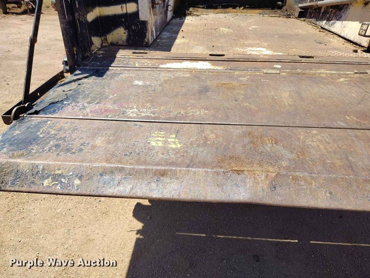 image for item ED0179 1992 Ford F350 flatbed pickup truck