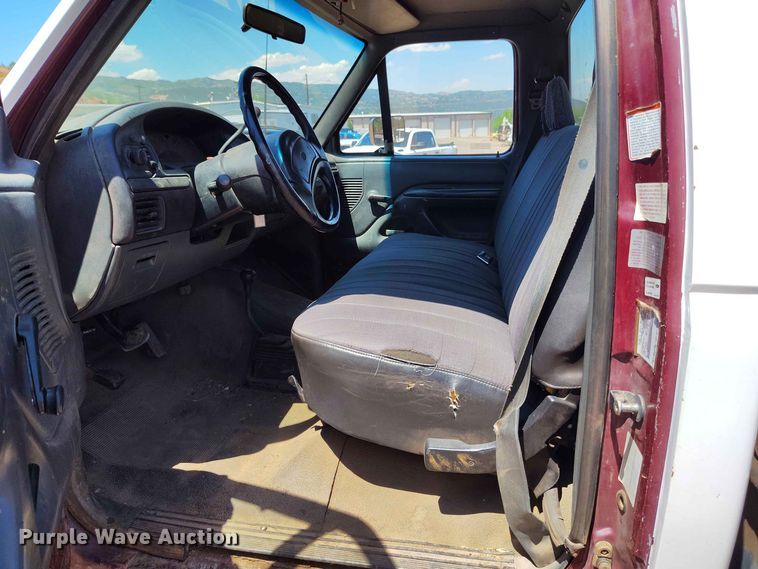 image for item ED0179 1992 Ford F350 flatbed pickup truck