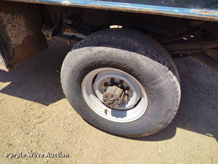 image for item ED0179 1992 Ford F350 flatbed pickup truck