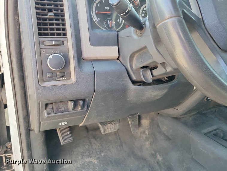 image for item EE1125 2011 Dodge Ram 2500 flatbed pickup truck