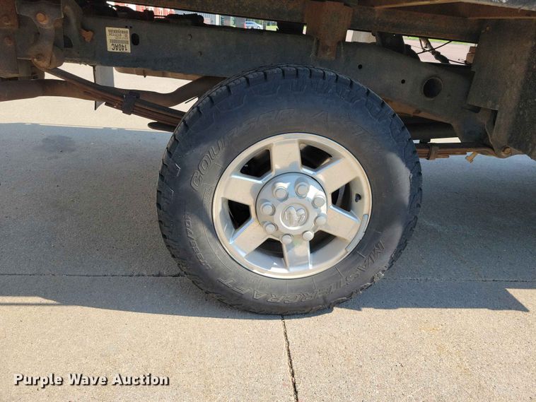image for item EE1125 2011 Dodge Ram 2500 flatbed pickup truck