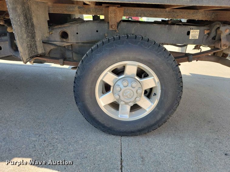 image for item EE1125 2011 Dodge Ram 2500 flatbed pickup truck