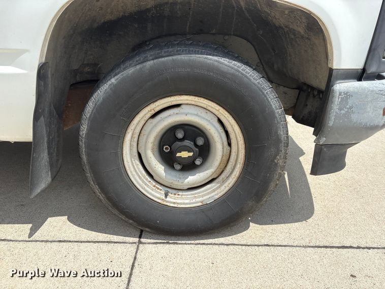 image for item EI5908 1990 Chevrolet C1500 pickup truck