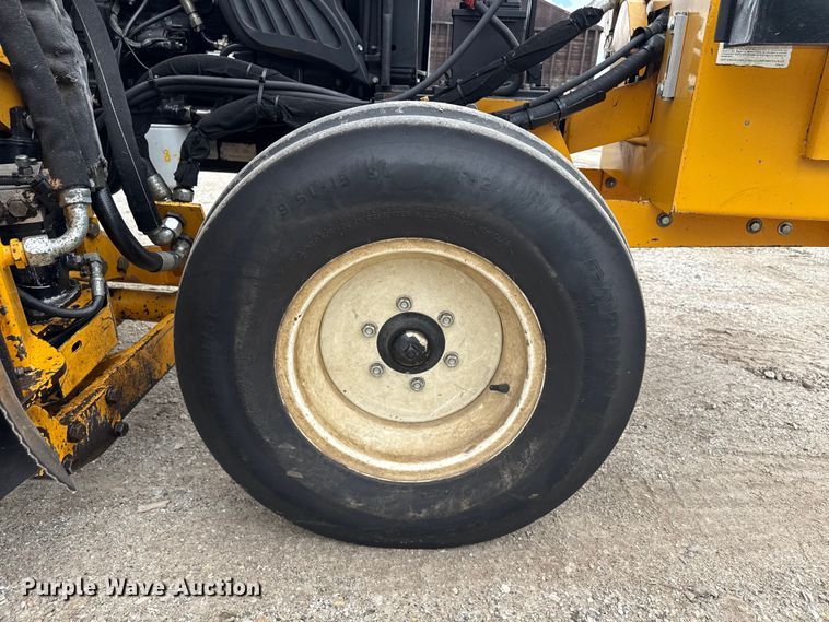 image for item EN3034 2006 New Holland TN70A tractor