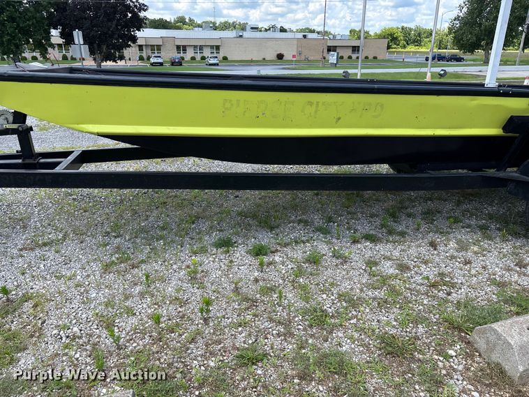 image for item EO4379 1999 Blazer boat