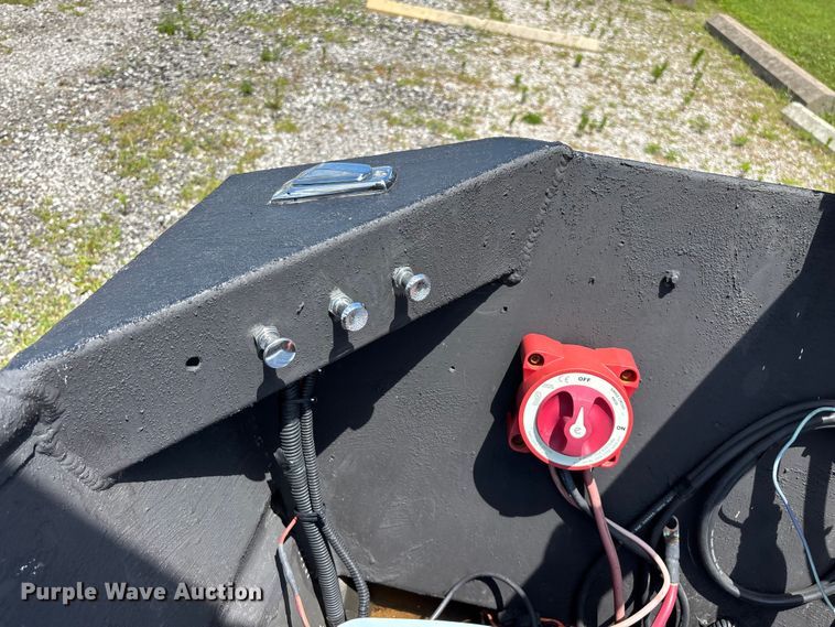 image for item EO4379 1999 Blazer boat