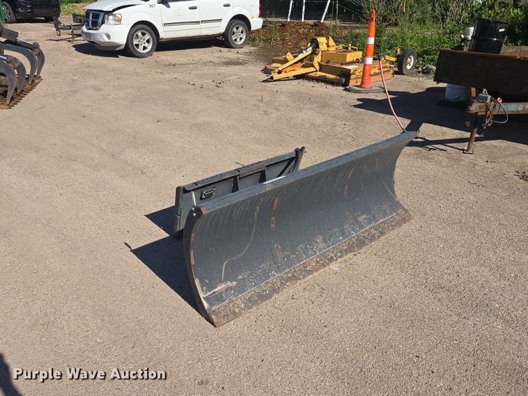 image for item ER1767 2010 Bobcat 72 Snow Blade skid steer snow plow