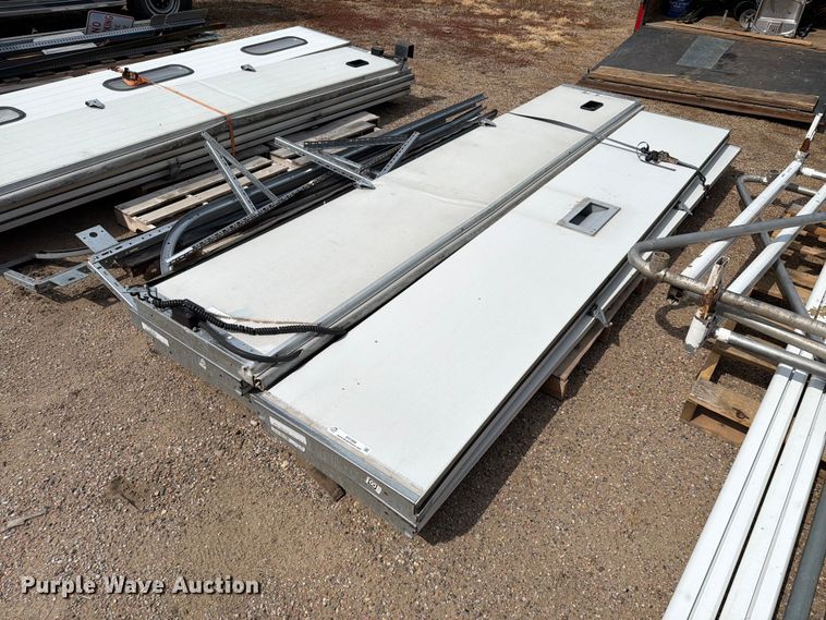 image for item ER1868 (2) garage doors