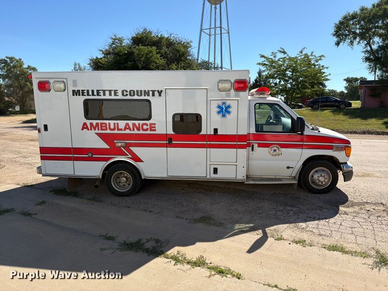 image for item ER1883 2003 Ford E450 ambulance
