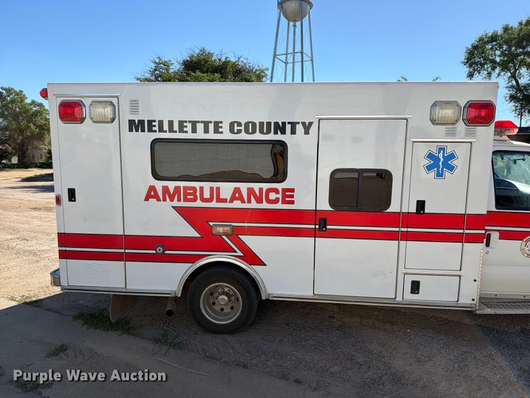 image for item ER1883 2003 Ford E450 ambulance