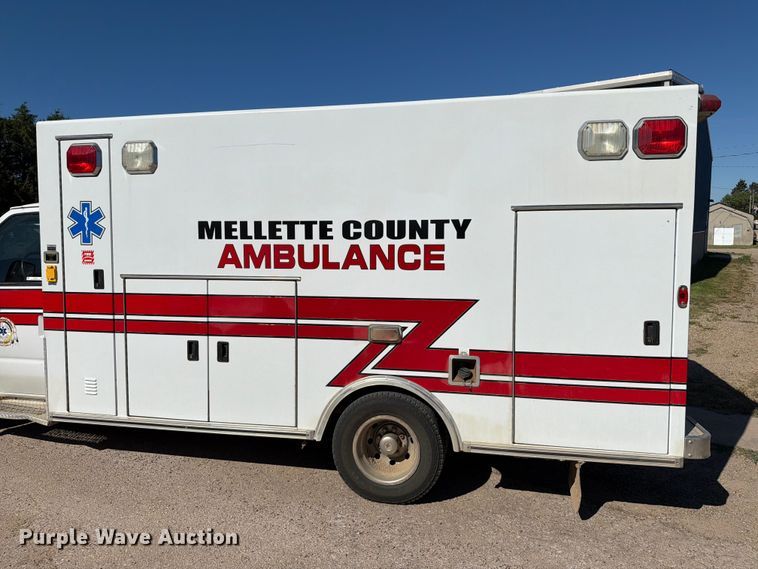 image for item ER1883 2003 Ford E450 ambulance