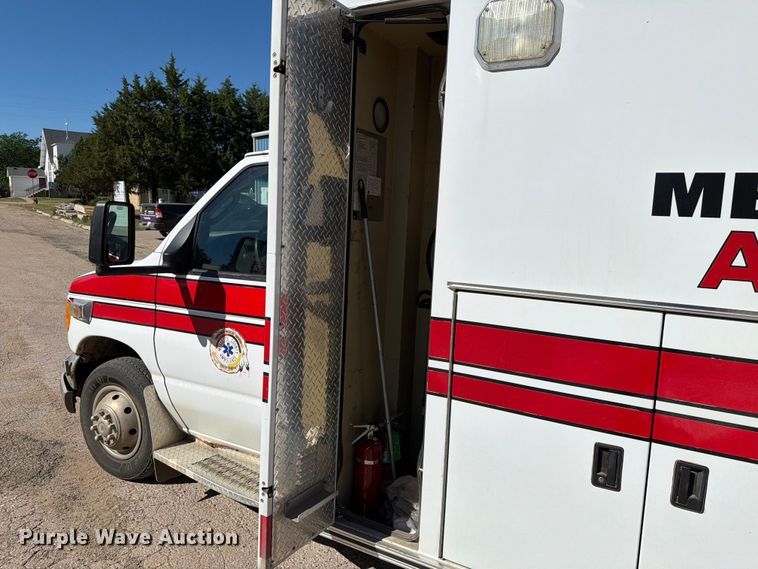image for item ER1883 2003 Ford E450 ambulance