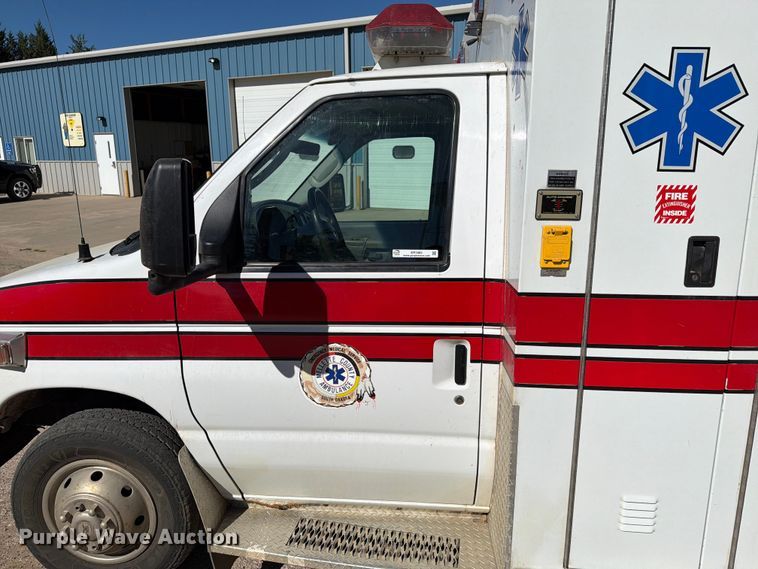image for item ER1883 2003 Ford E450 ambulance