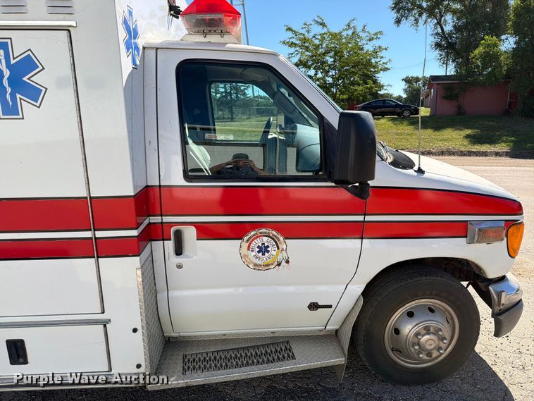 image for item ER1883 2003 Ford E450 ambulance