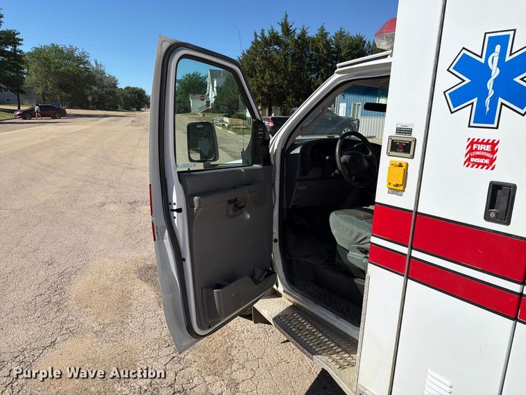 image for item ER1883 2003 Ford E450 ambulance