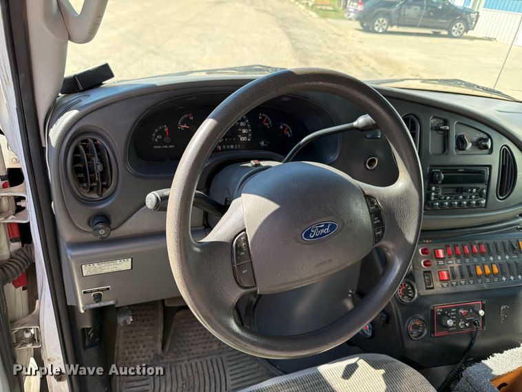image for item ER1883 2003 Ford E450 ambulance
