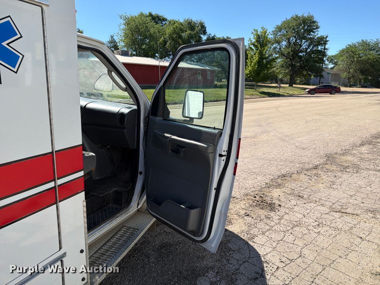 image for item ER1883 2003 Ford E450 ambulance