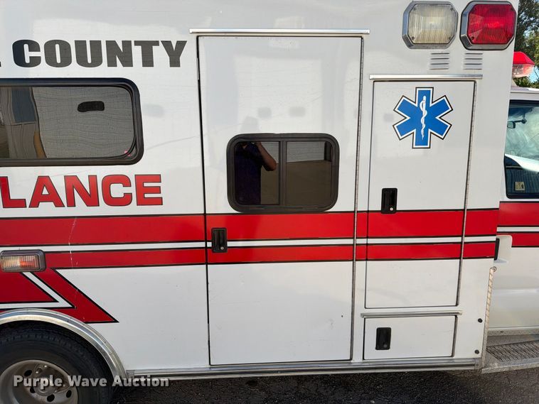 image for item ER1883 2003 Ford E450 ambulance