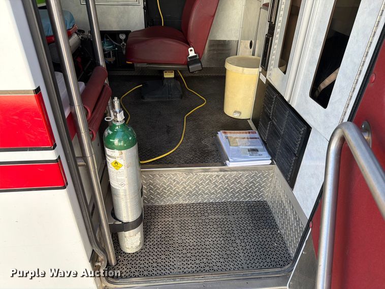 image for item ER1883 2003 Ford E450 ambulance