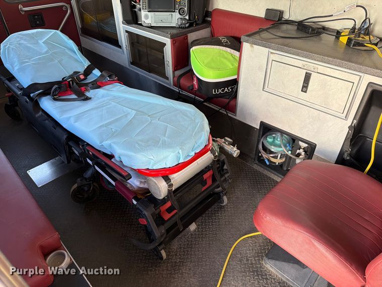 image for item ER1883 2003 Ford E450 ambulance