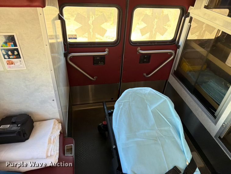 image for item ER1883 2003 Ford E450 ambulance