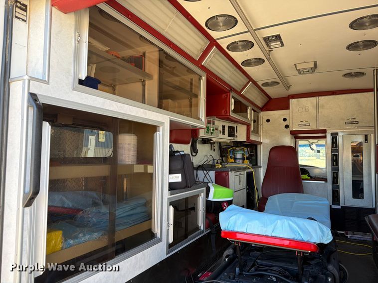 image for item ER1883 2003 Ford E450 ambulance