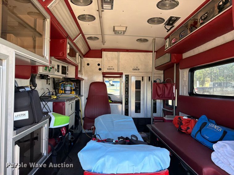 image for item ER1883 2003 Ford E450 ambulance