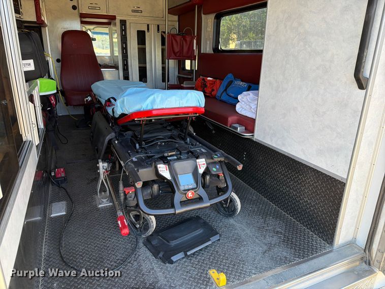 image for item ER1883 2003 Ford E450 ambulance