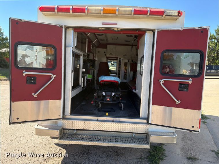 image for item ER1883 2003 Ford E450 ambulance