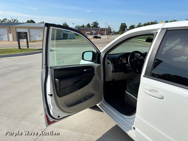 image for item ER3065 2016 Dodge Grand Caravan van