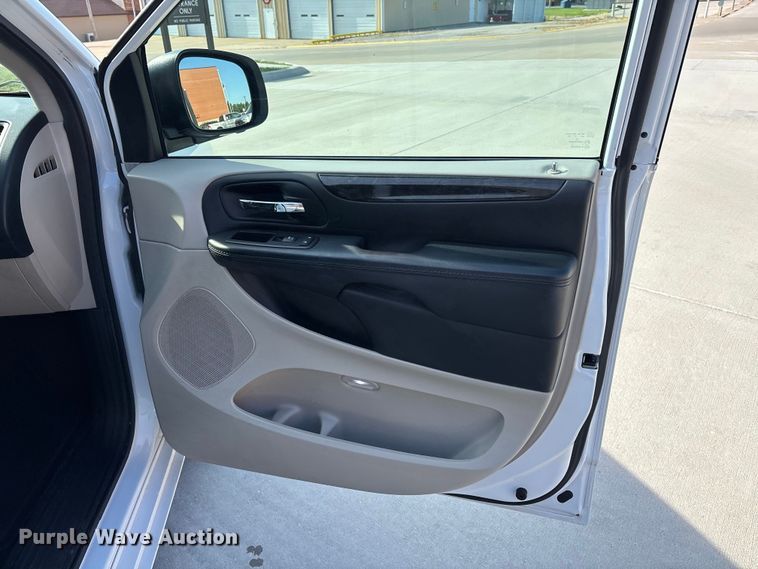 image for item ER3065 2016 Dodge Grand Caravan van