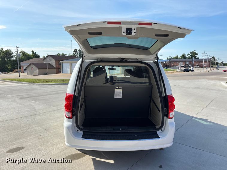 image for item ER3065 2016 Dodge Grand Caravan van