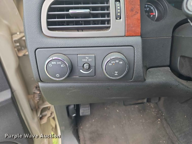 image for item EW0414 2013 Chevrolet Suburban SUV