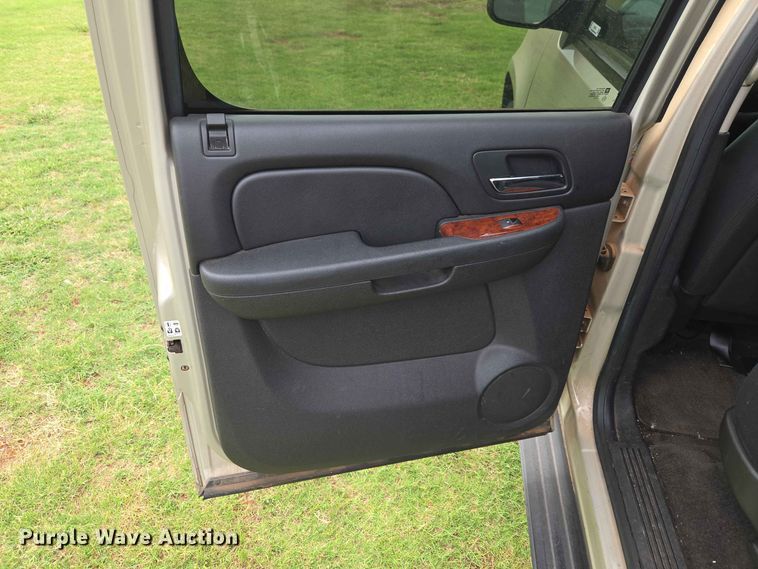 image for item EW0414 2013 Chevrolet Suburban SUV