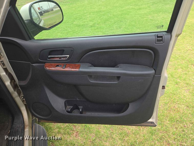 image for item EW0414 2013 Chevrolet Suburban SUV