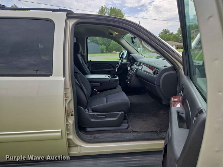 image for item EW0414 2013 Chevrolet Suburban SUV