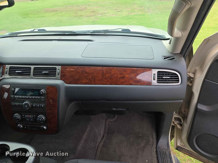 image for item EW0414 2013 Chevrolet Suburban SUV