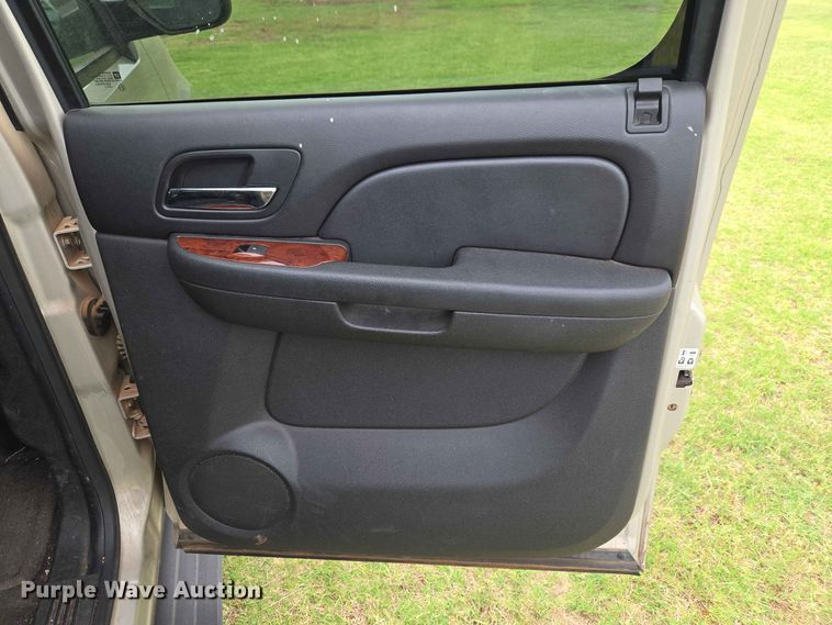 image for item EW0414 2013 Chevrolet Suburban SUV
