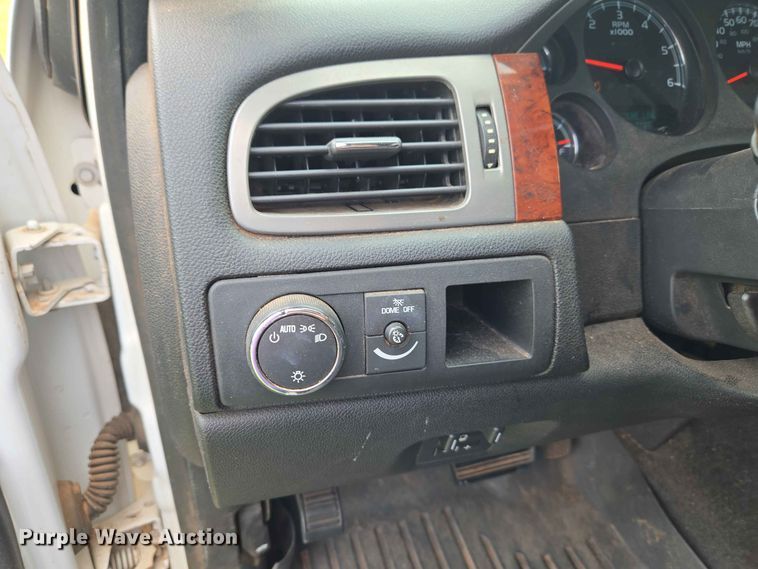 image for item EW0416 2013 Chevrolet Suburban SUV