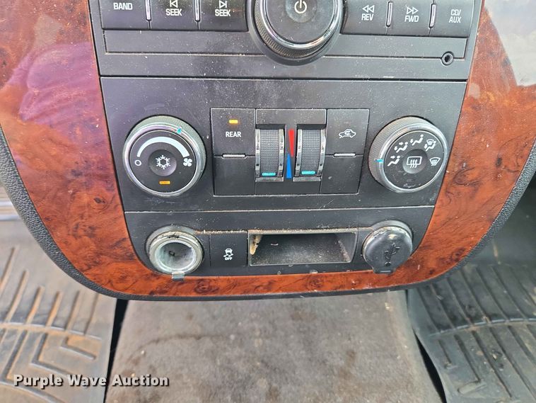 image for item EW0416 2013 Chevrolet Suburban SUV