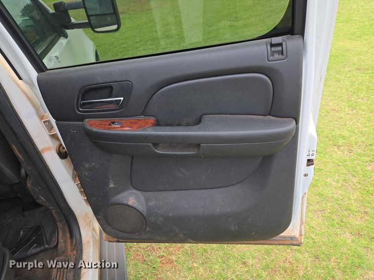 image for item EW0416 2013 Chevrolet Suburban SUV