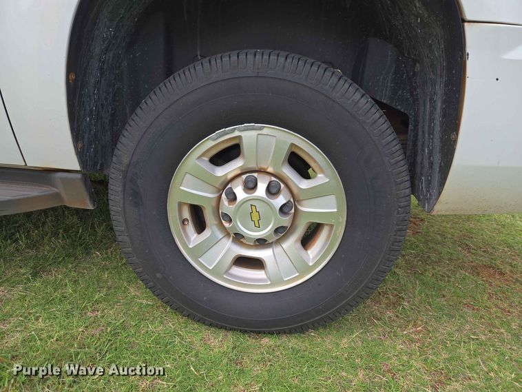 image for item EW0416 2013 Chevrolet Suburban SUV