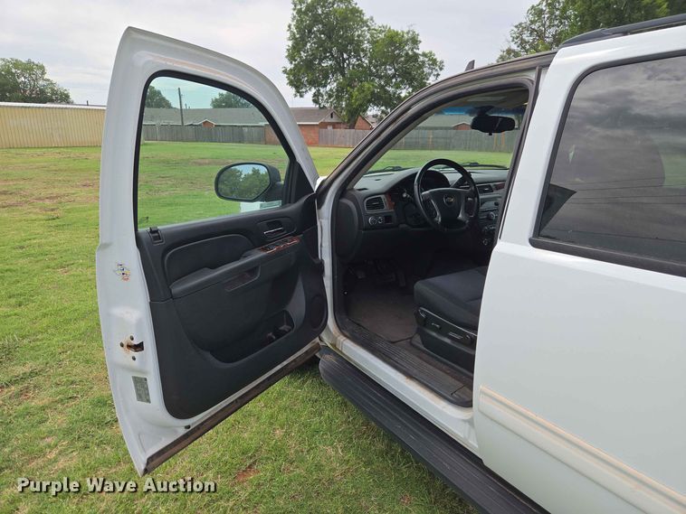 image for item EW0417 2011 Chevrolet Suburban SUV