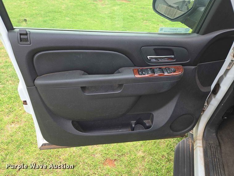 image for item EW0417 2011 Chevrolet Suburban SUV