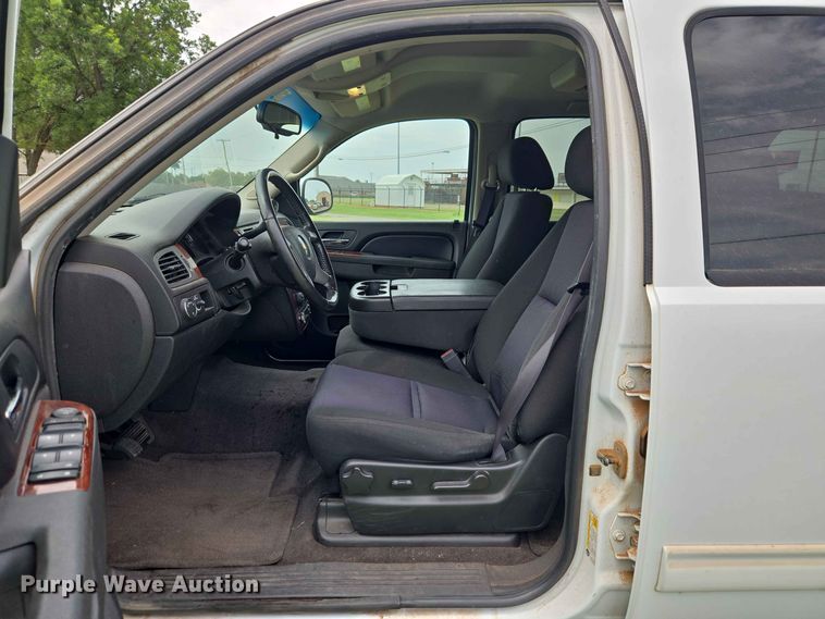 image for item EW0417 2011 Chevrolet Suburban SUV